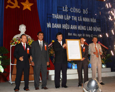 Công bố thành lập thị xã và đón nhận danh hiệu Anh hùng Lao động thời kỳ đổi mới