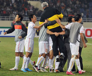 Đội tuyển bóng đá Việt Nam nhận gần 2 tỷ đồng tiền thưởng