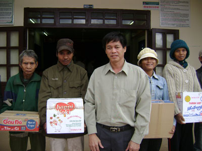 Tặng hơn 250 suất quà cho người dân địa phương