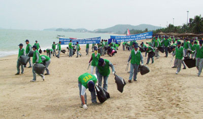 249 cán bộ, kỹ sư tham gia làm vệ sinh môi trường bãi biển Nha Trang