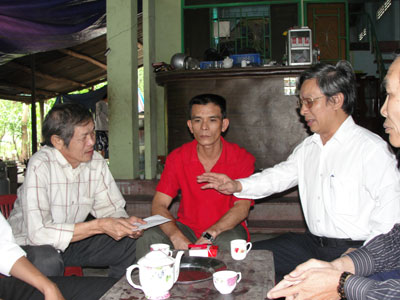 Thăm gia đình nạn nhân thiệt mạng do mưa lũ