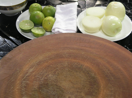 Mẹo khử mùi cho thớt