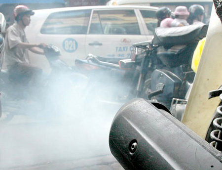 Đánh thuế xăng dầu nhằm khuyến khích sử dụng năng lượng tiết kiệm .