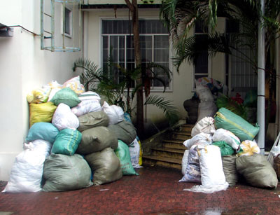  Số hàng cũ chờ tiêu hủy được tập kết ở trụ sở Ủy ban Mặt trận Tổ quốc Việt Nam tỉnh.