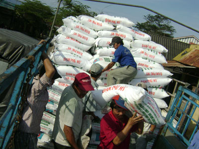 Triển khai bán hỗ trợ đạm Phú Mỹ tới nông dân
