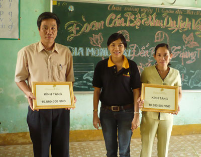 Tặng 20 triệu đồng cho 2 trường tiểu học