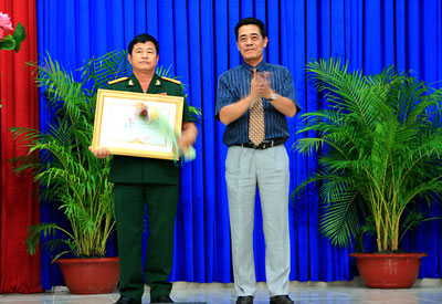 Nhiều tập thể, cá nhân xuất sắc được khen thưởng