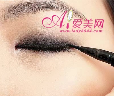 Mách bạn kiểu make-up nổi bật đêm Noel