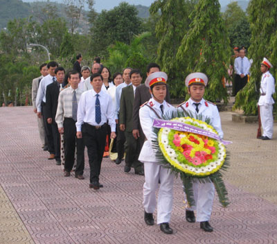Viếng và đặt vòng hoa tại Nghĩa trang Liệt sĩ Hòn Dung