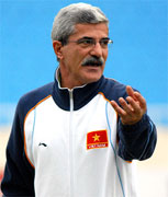 Huấn luyện viên Calisto không bị sa thải