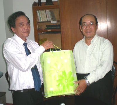 Thăm, tặng quà các chức sắc Công giáo và Tin lành trên địa bàn TP. Nha Trang