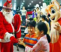 Nở rộ dịch vụ ông già Noel tặng quà
