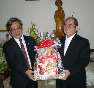 Thăm, tặng quà chức sắc Công giáo và Tin lành nhân dịp lễ Giáng sinh năm 2010