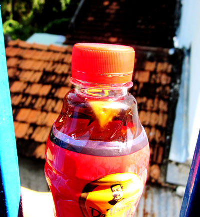 Phát hiện dị vật trong chai trà Dr.Thanh