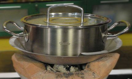 Mách bạn: Mẹo không đen xoong nồi khi nấu bếp than