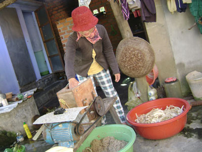 “Chế” máy xắt chuối nhuyễn để… nuôi gà