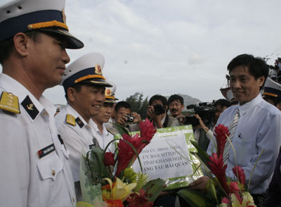 Chuyển hàng Tết tới quân, dân huyện Trường Sa