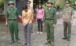 Một đối tượng buôn người qua biên giới bị Bộ đội Biên phòng tỉnh Lạng Sơn bắt giữ năm 2010 