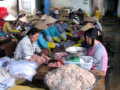 Gần Tết, lại “nóng” chuyện giá hàng tiêu dùng