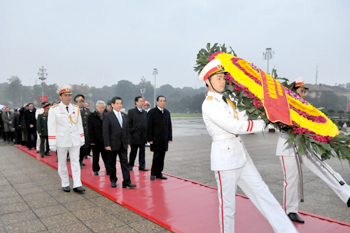 Các Đoàn đại biểu dự ĐH Đảng XI viếng Chủ tịch Hồ Chí Minh