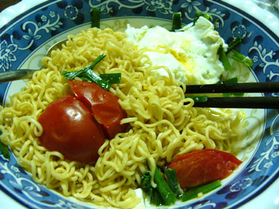 Mách bạn: Cách nấu mỳ ăn liền để không hại gan