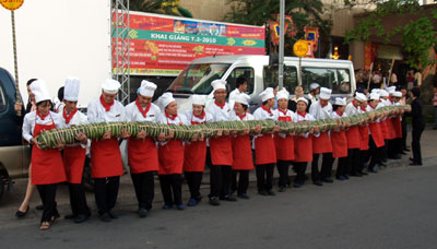 Bánh tét kỷ lục Xuân Tân Mão dài 36m