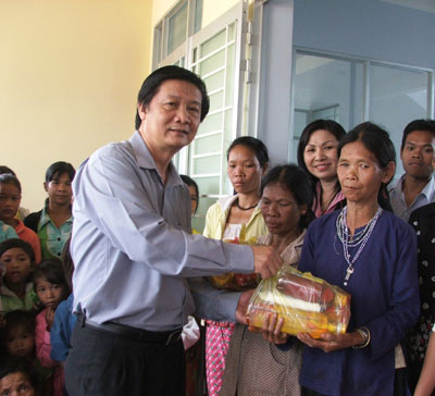 Thăm và tặng quà Tết tại huyện Khánh Vĩnh