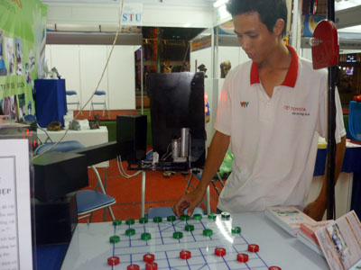 SV Trần Ngọc Hiếu bên cạnh robot đánh cờ