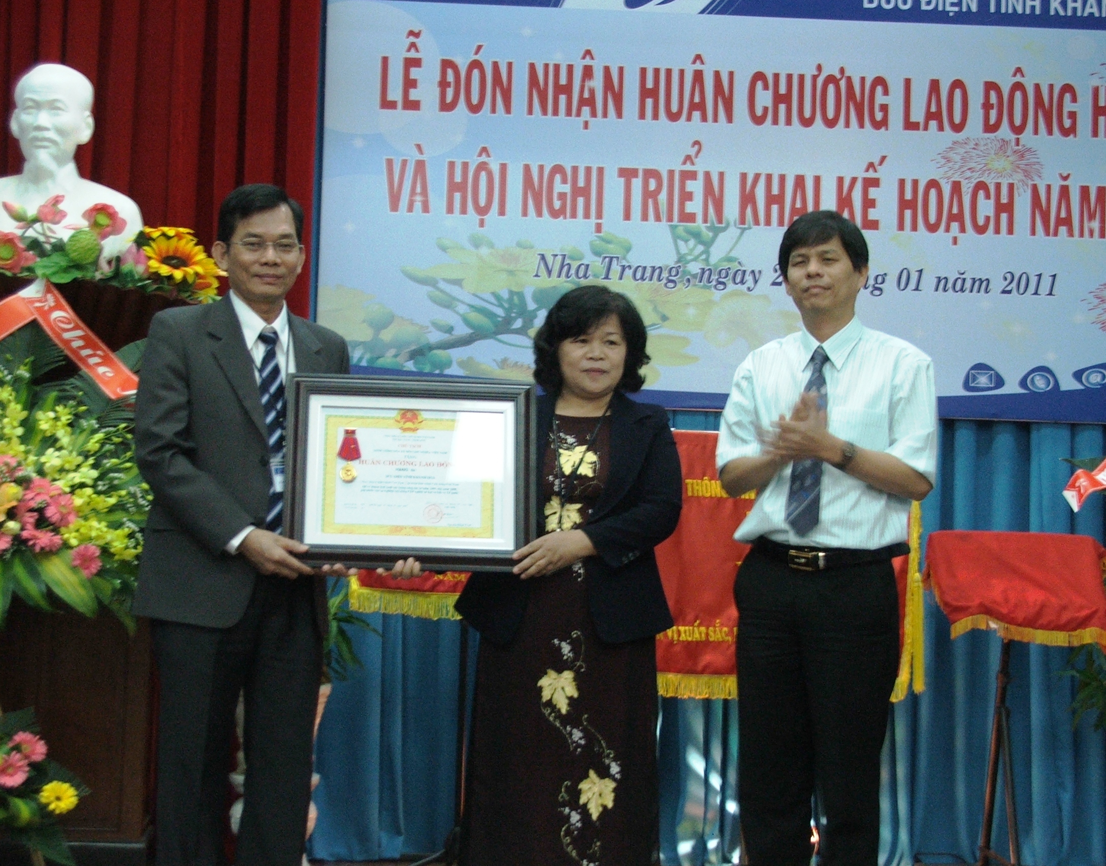 Đón nhận Huân chương Lao động hạng Ba