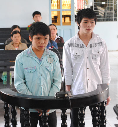 Lấy điện thoại để có tiền cá độ