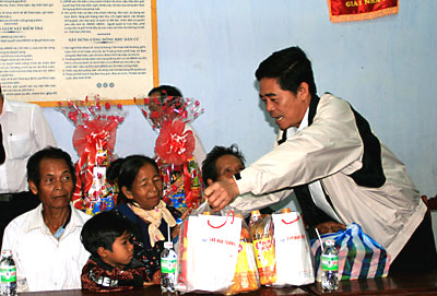 Thăm, tặng quà cho gia đình chính sách, người có công và các cơ sở tôn giáo