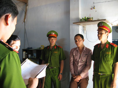 Bắt tạm giam một “giang hồ”… xóm