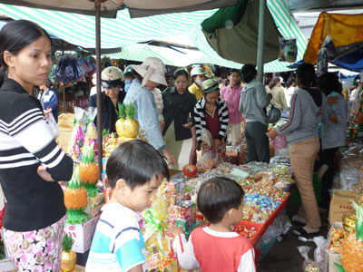 Cận Tết, “chạy đua” mua sắm
