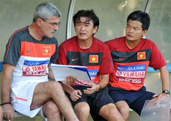 VFF khó tìm trợ lý cho Huấn luyện viên Calisto vì thiếu kinh phí