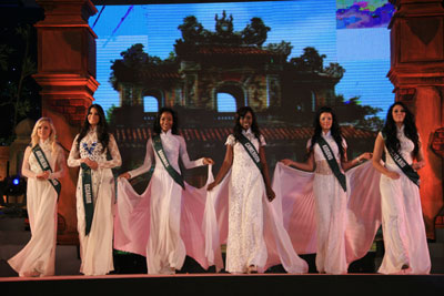 Duyên dáng áo dài Việt Nam