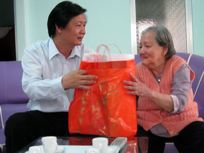 Chúc Tết gia đình các vị lão thành cách mạng