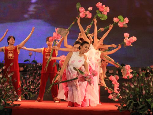 Tiết mục văn nghệ tôn vinh hoa sen tại “Đêm hội sen hồng”