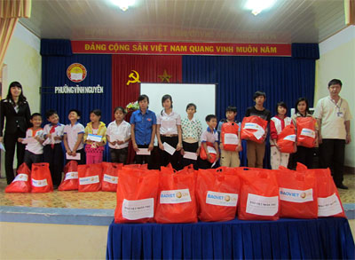 Trao 50 suất quà Tết cho trẻ em nghèo