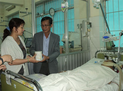 Trao 400 suất quà Tết cho bệnh nhân nghèo