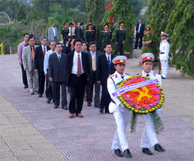 Viếng và đặt vòng hoa tại Nghĩa trang liệt sĩ Hòn Dung