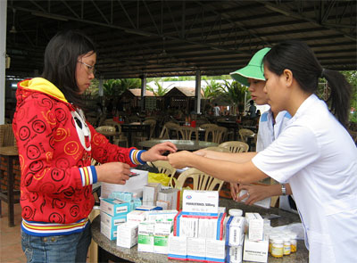 Khám bệnh, phát thuốc miễn phí cho hành khách Bắc - Trung - Nam