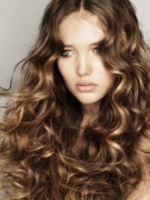 Tạo kiểu tóc xoăn cá tính chơi Tết