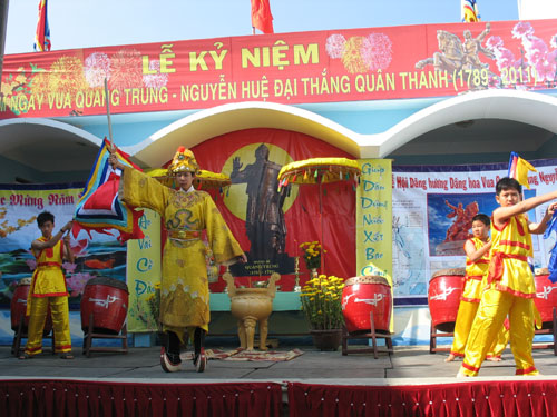 Một tiết mục sân khấu hóa trong lễ kỷ niệm.