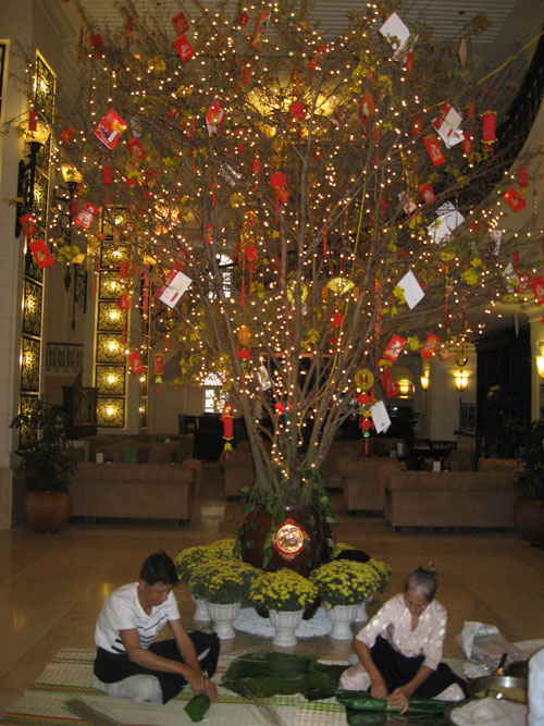 Dip Tết năm nay, các cơ sở kinh doanh du lịch đã tổ chức nhiều chương trình phục vụ khách. Trong ảnh: Du khách học gói bánh tét tại khách sạn Sunrise Nha Trang