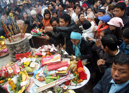 Cấm tùy tiện đặt hòm công đức trong lễ hội