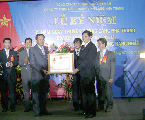 Đón nhận Huân chương Lao động hạng Nhất