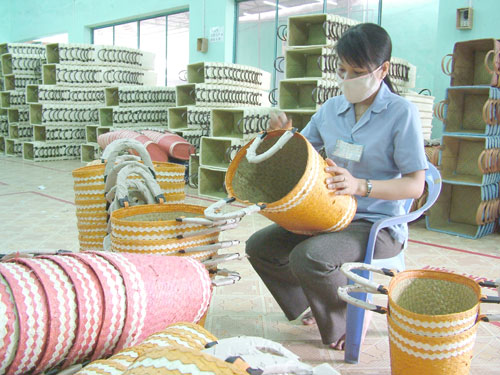Chế biến hàng xuất khẩu tại Hợp tác xã Thủ công mỹ nghệ xuất khẩu Vĩnh Phước (Ninh Hòa).