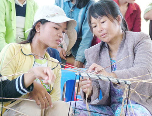 Người lao động đã qua đào tạo nghề đang là mối quan tâm của các ngành chức năng địa phương trong việc tham gia thúc đẩy phát triển kinh tế - xã hội. (Trong ảnh: Đào tạo nghề đan mây - tre - lá ở Vạn Ninh).  