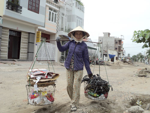 Người mua đồng nát trên đường đi mua phế liệu.