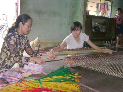 Nghề dệt chiếu ngày càng mai một do sức ép của kinh tế thị trường.